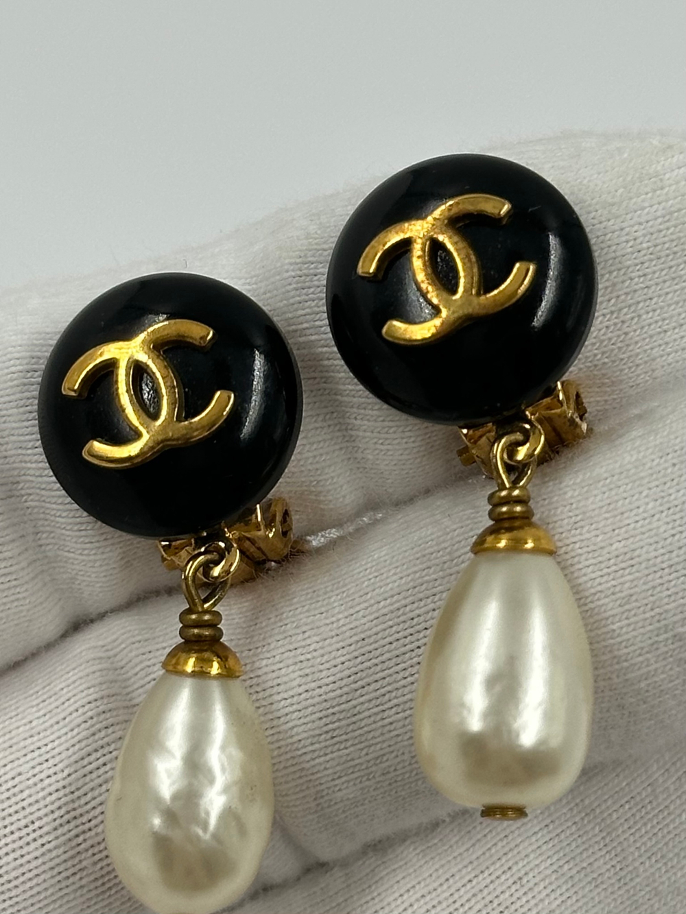 Клипсы с «жемчужными» подвесками Chanel