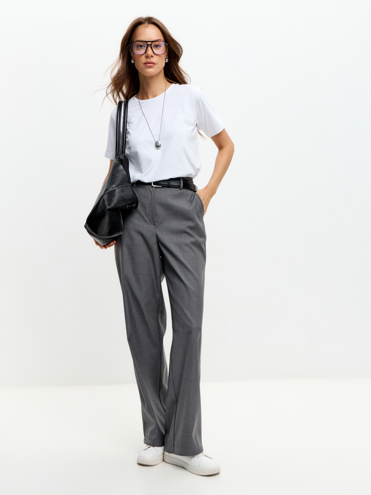 Классическая базовая футболка полуприлегающего силуэта