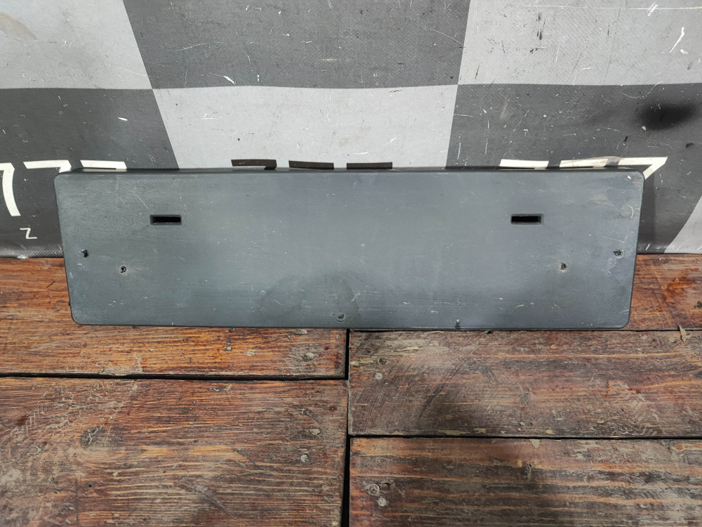 Накладка переднего бампера Площадка гос. номера Geely Coolray 19-нв Б/У Оригинал 8889631263