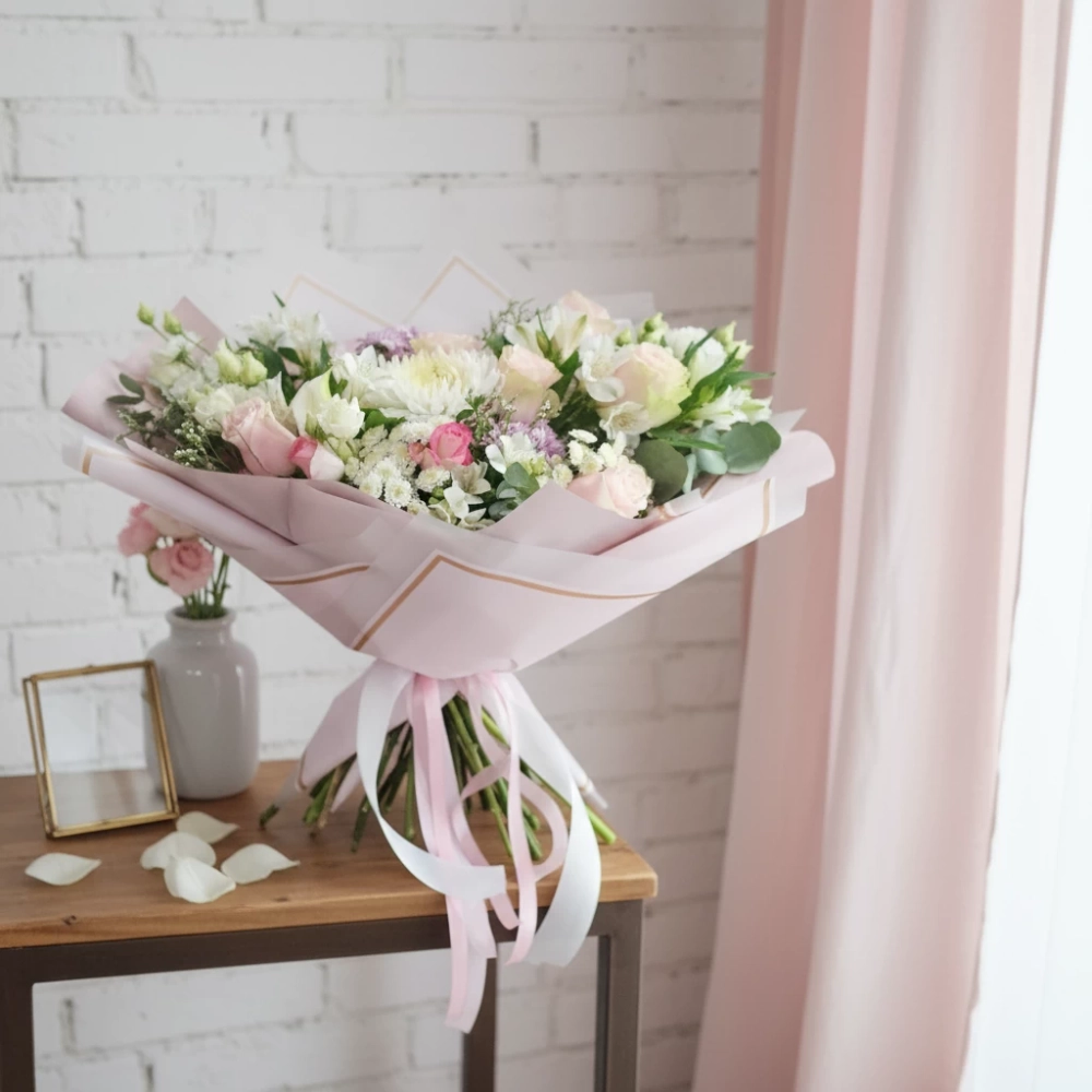 Букет с хризантемой, альстромерией, эустомой и розами.