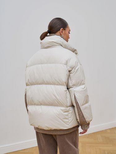 Короткий бежевый пуховик с шерстяными вставками