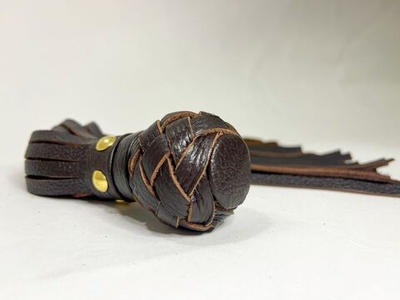 Коричневая генитальная кожаная плеть - 30 см. (Цвет: коричневый)