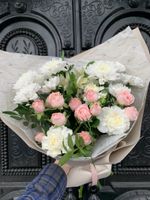 Сборный букет с кустовой пионовидной розой, хризантемой и зеленью в оформлении