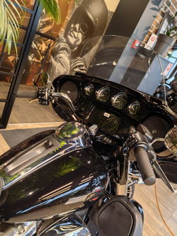 Ultra Limited, Harley-Davidson (FLHTK) Vivid Black/Chrome