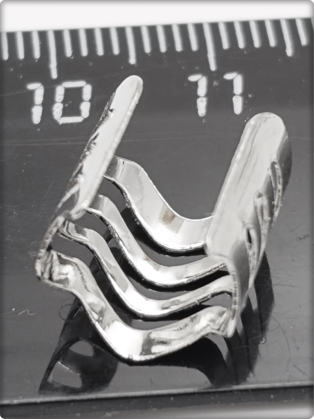 Клипса без прокола уха серебристая.