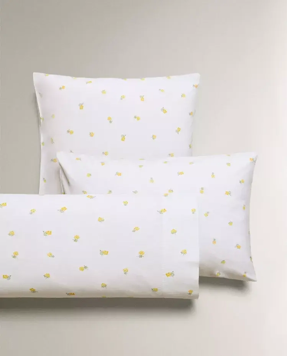 ZARA HOME НАВОЛОЧКА ИЗ ХЛОПКА С ПРИНТОМ «МИМОЗА», ЖЕЛТОВАТО-БЕЛЫЙ