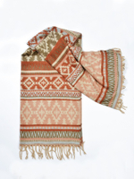 Теплый палантин с орнаментом