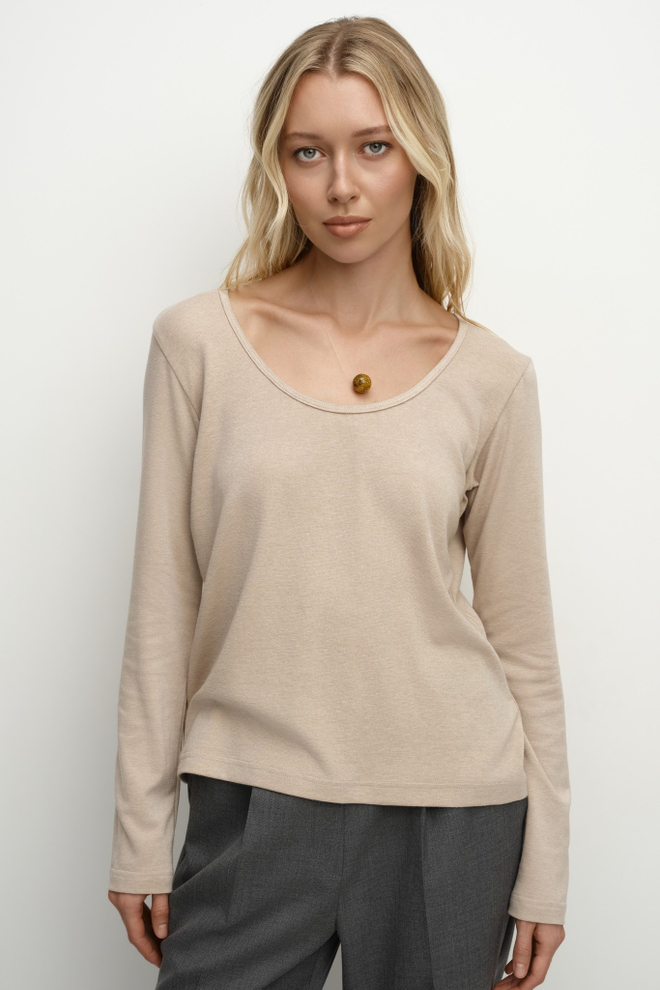 Лонгслив с красивым вырезом