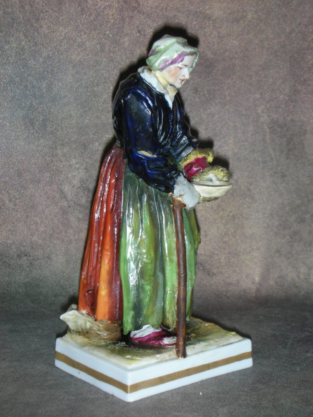 Статуэтка. Фарфор. Нищенка. Volkstedt. Германия
