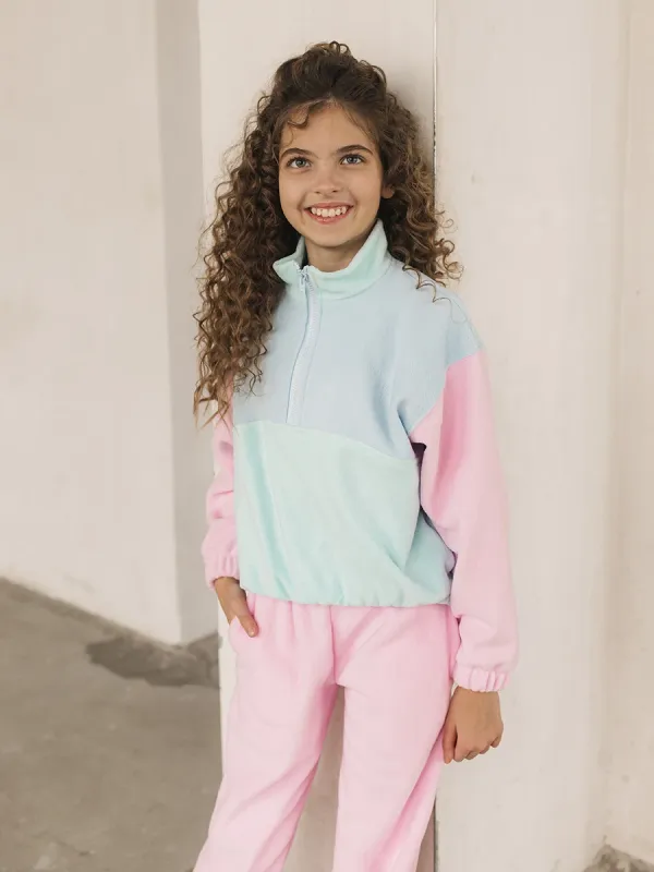 Анорак для девочки из разноцветного флиса арт. 6481 на модели. Фото для оптового заказа на фабрике