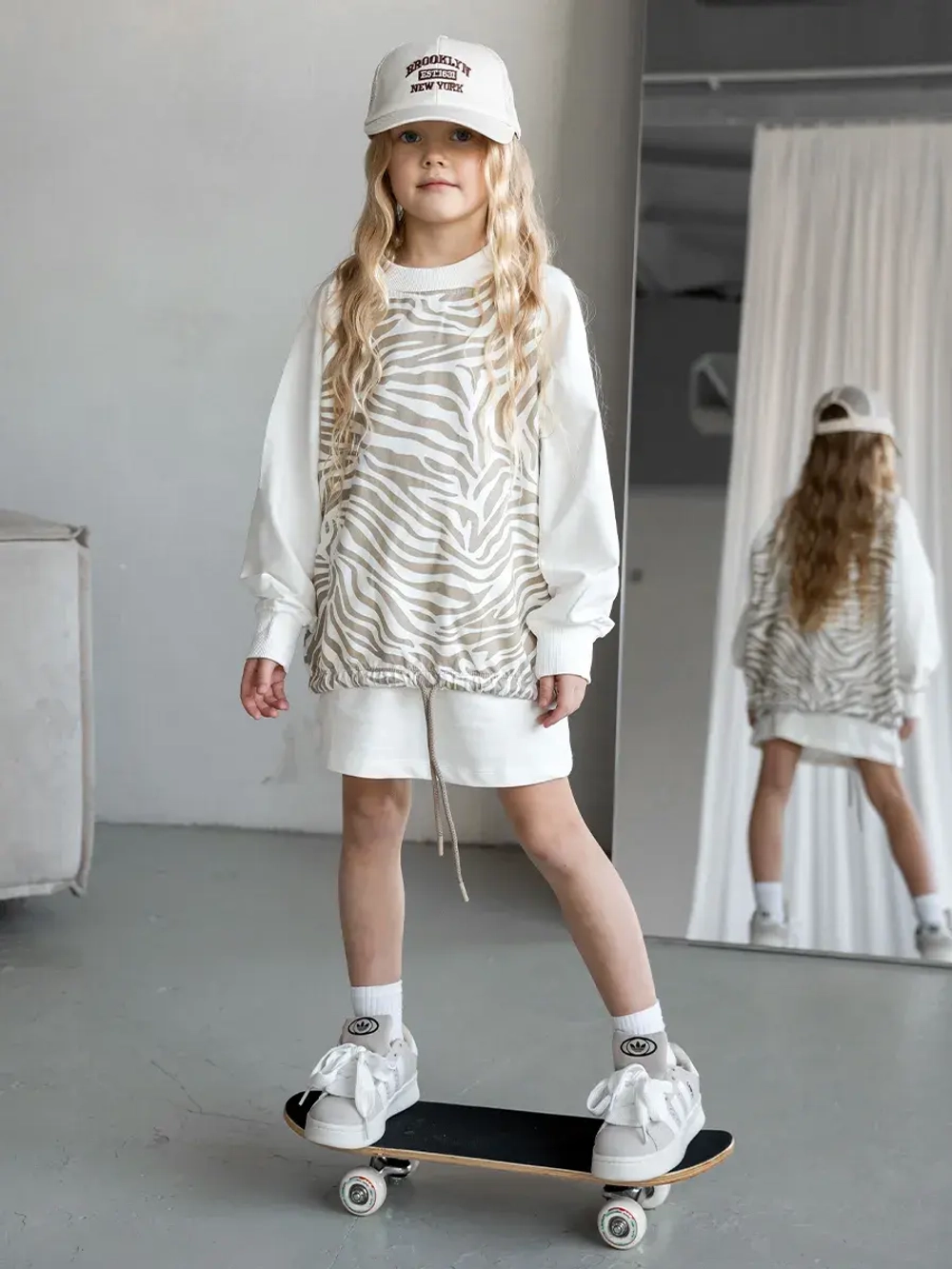 Белый костюм для девочки с юбкой на осень