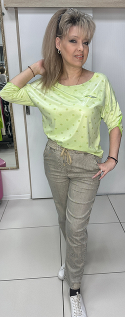 Бежевые брюки в рубчик на резинке в поясе