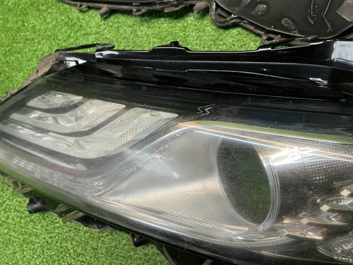 Стекло и корпус фары Toyota Camry xv70 (2017-2021)