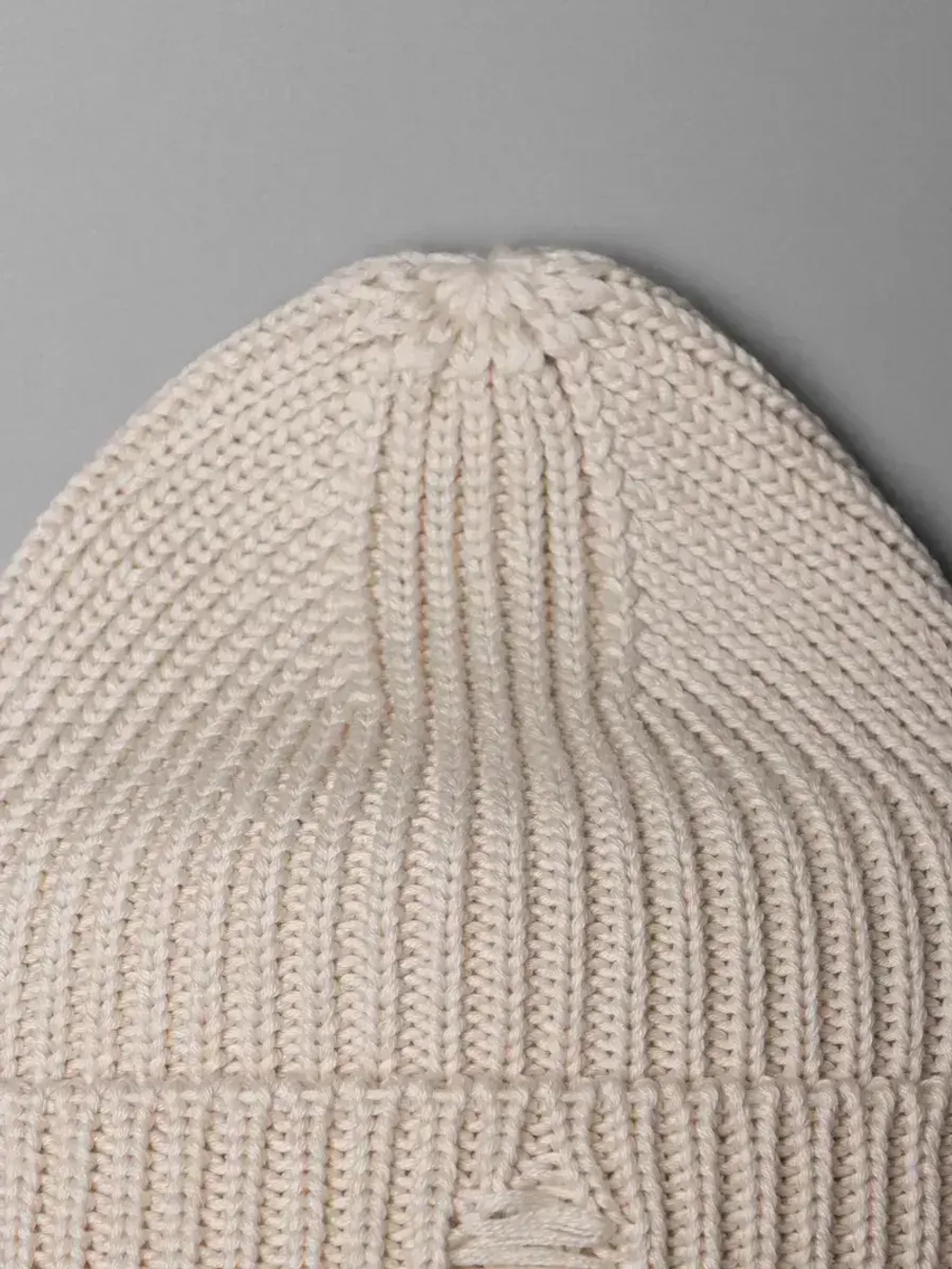 Шапка женская на осень рваная