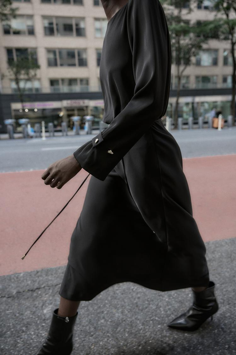 ZARA ПЛАТЬЕ МИДИ ИЗ КРЕПА С ПОЯСОМ, ЧЕРНЫЙ