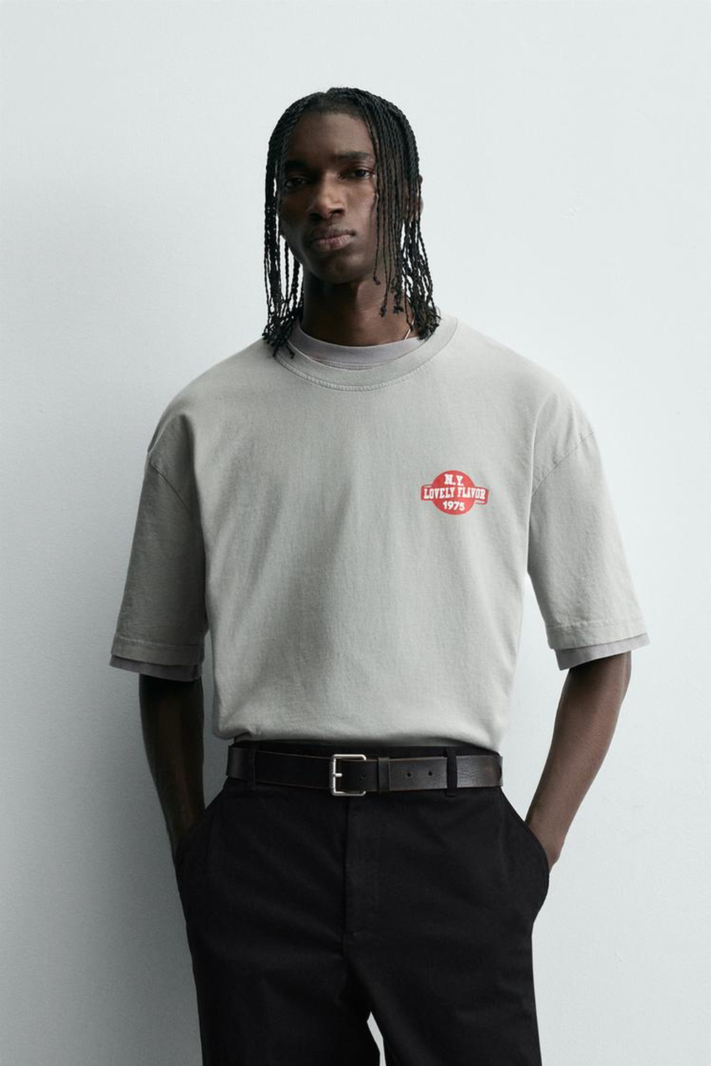 ZARA ФУТБОЛКА С КОНТРАСТНЫМ ПРИНТОМ И ЭФФЕКТОМ ПОТЕРТОСТИ, ТЕМНО-СЕРЫЙ