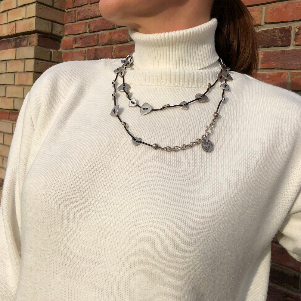 Длинное колье треугольники на коже