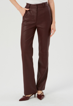 Брюки женские из экокожи винные