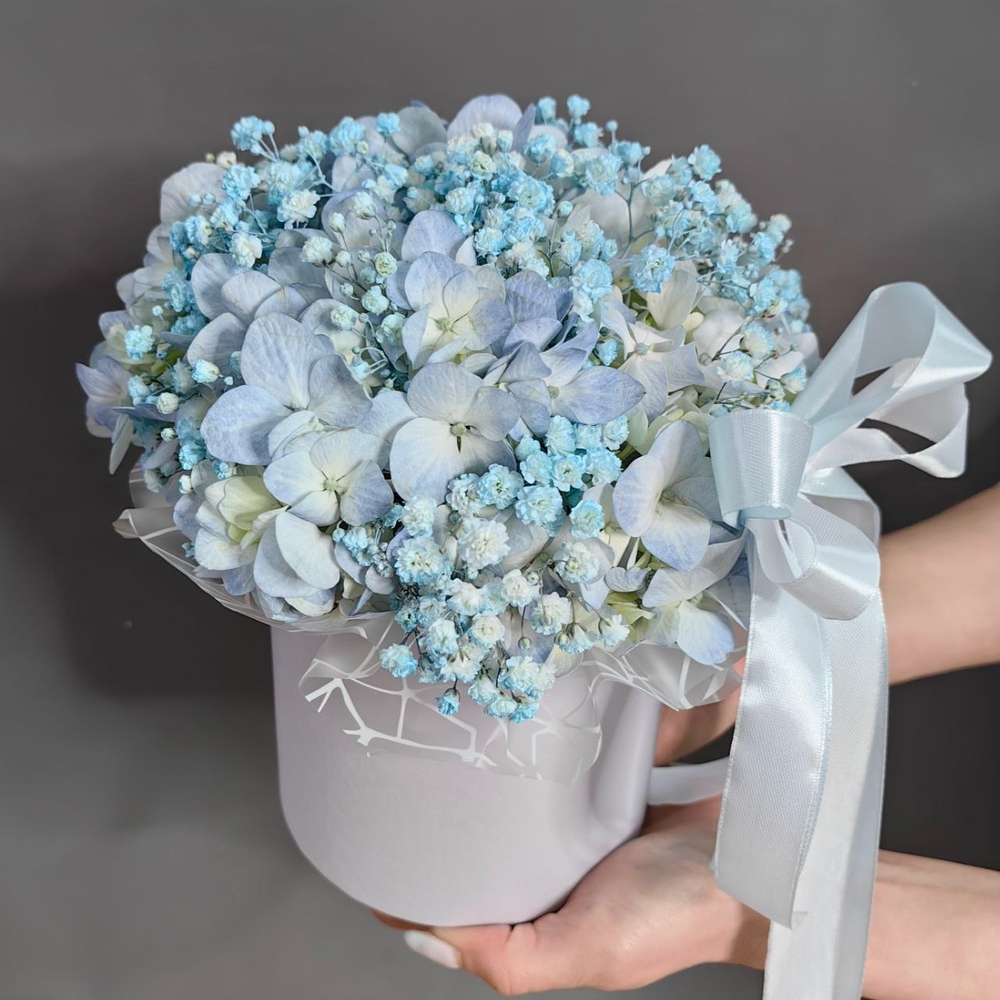 Шляпная коробка с голубой гортензией