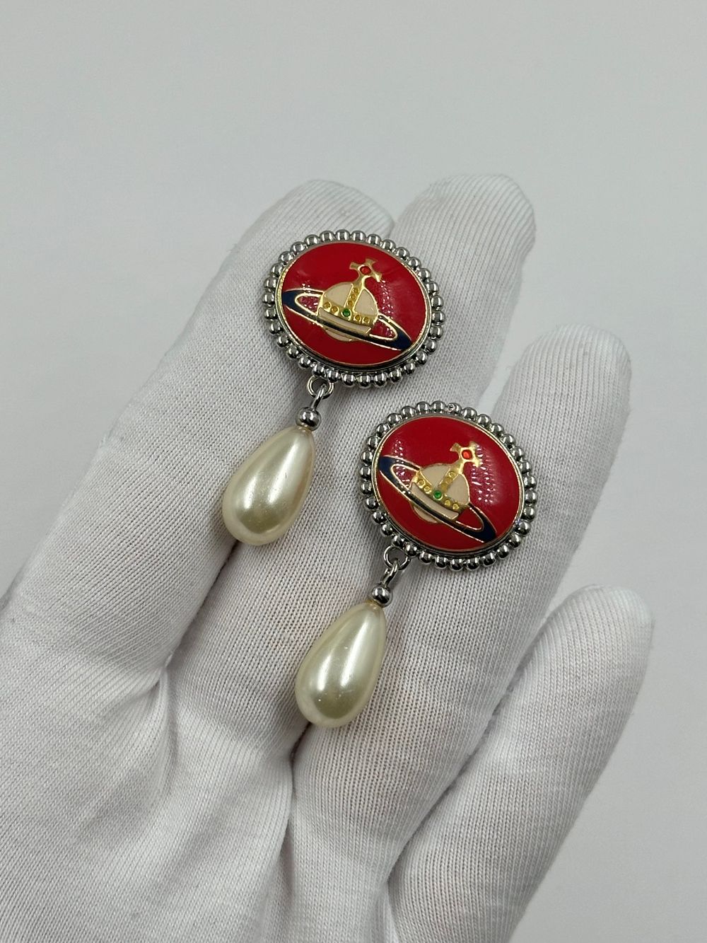 Серьги с красной эмалью и «жемчугом» Vivienne Westwood (только онлайн)