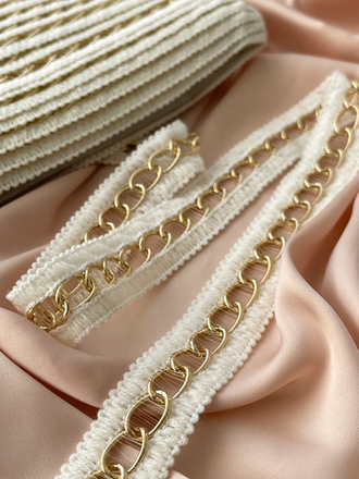 Тесьма белая с золотистой цепью