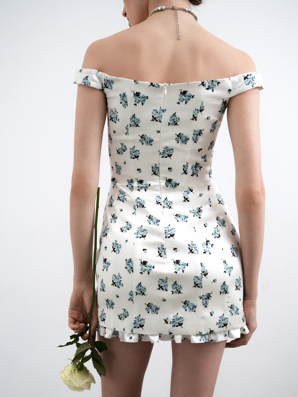 Клео мини (Cleo mini), платье мини из молочного атласа с цветочным принтом