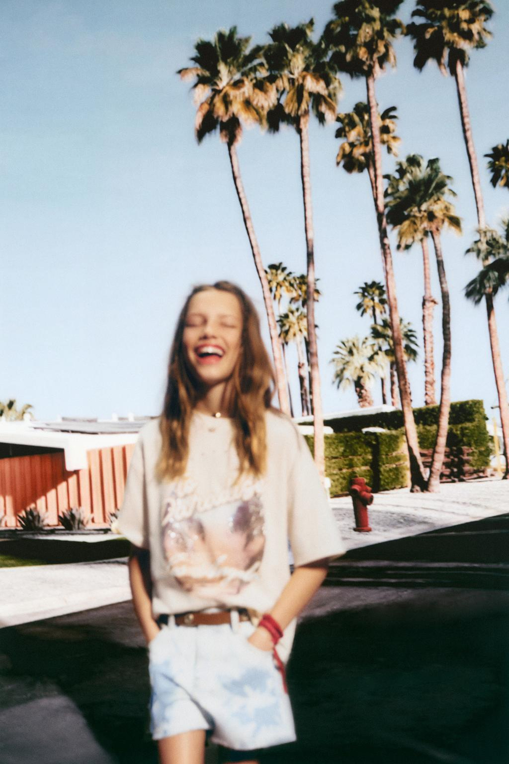 ZARA ФУТБОЛКА С ПРИНТОМ «ФЕСТИВАЛЬ» СО СТРАЗАМИ, ЭКРЮ