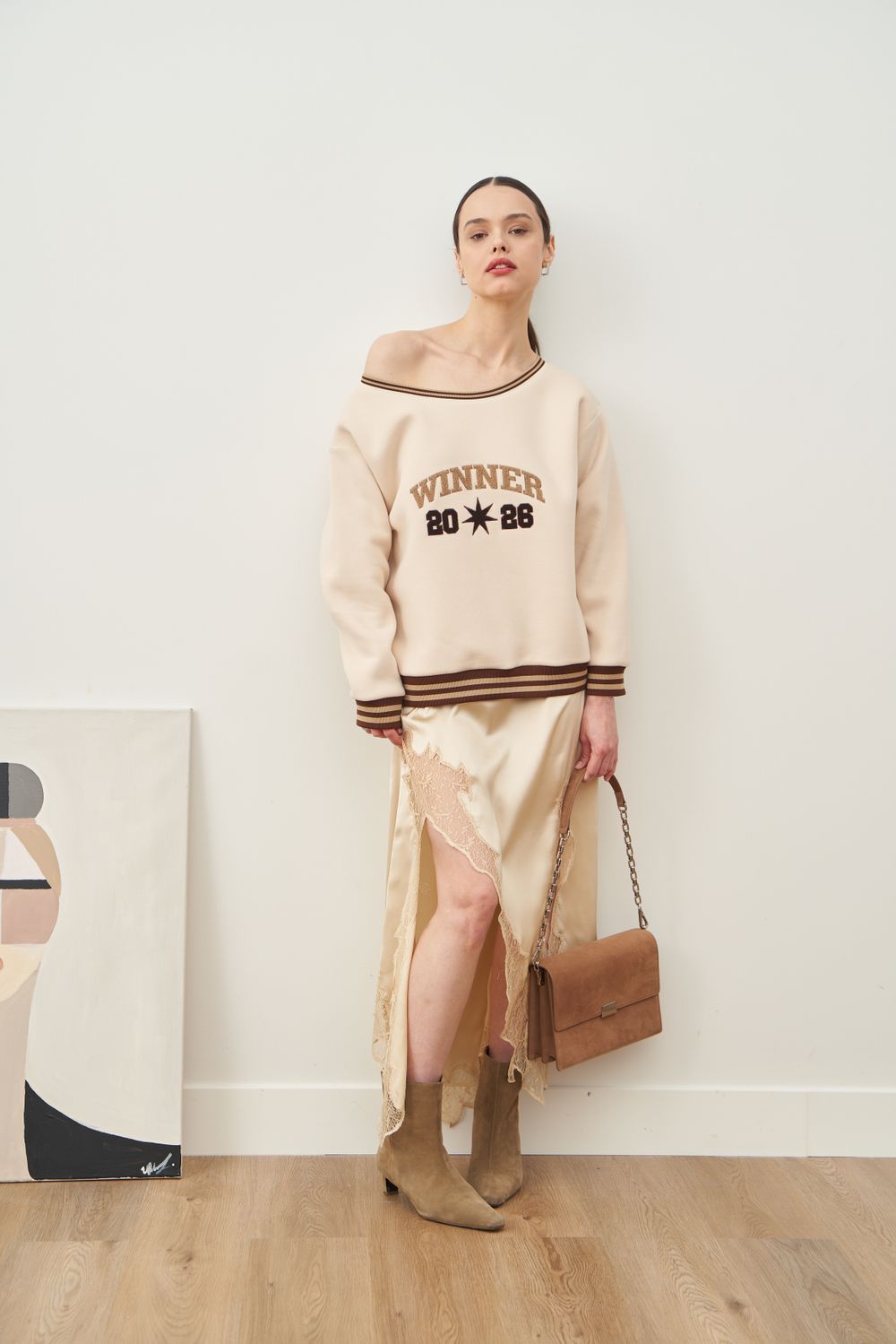 СВИТШОТ НА ОДНО ПЛЕЧО «WINNER» КРЕМ-БРЮЛЕ