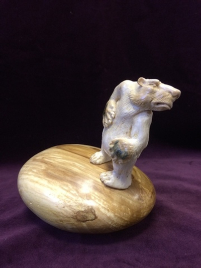 Скульптурная композиция "Медведь на глыбе", бивень мамонта, яблоня