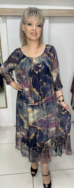 Нарядное двойное платье с красивым вырезом декольте