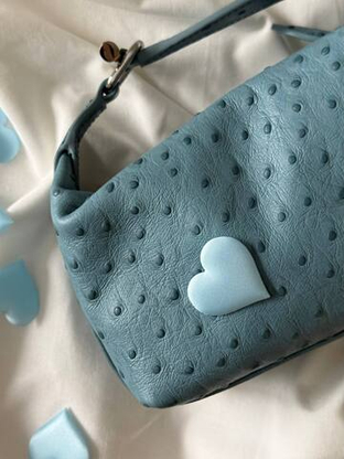 Сумка в подарок девушке: стиль, форма и цвет