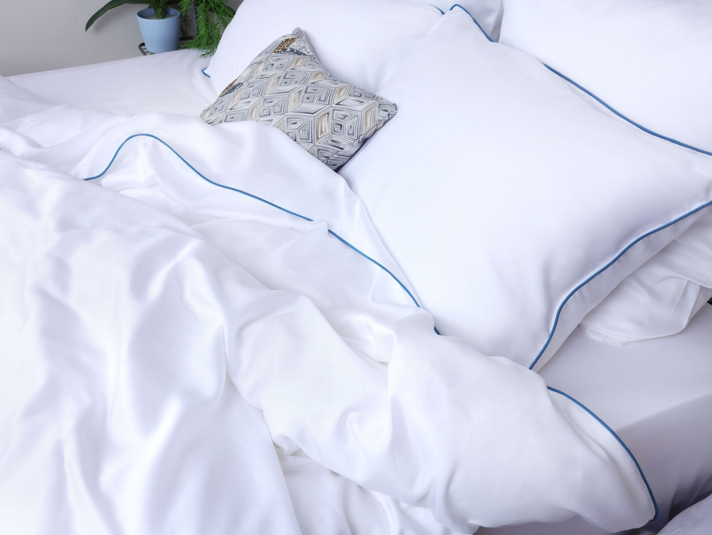 Постельное белье 1.5 спальное Mollen белое с васильково-синим кантом