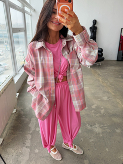 Костюм с силуэтной футболкой в ярко-розовом цвете