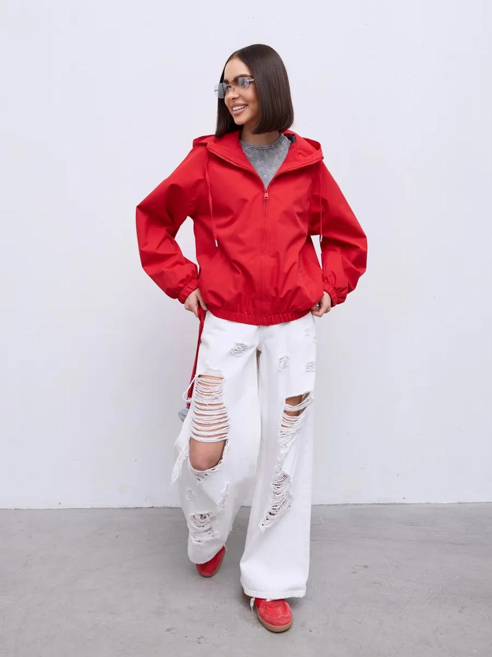 Ветровка с капюшоном