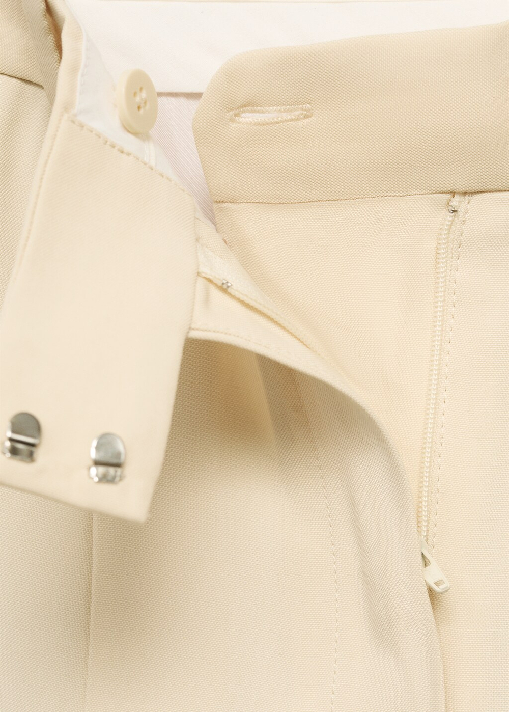 Костюмные брюки с широкими штанинами и защипами