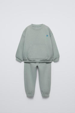 ZARA КОМПЛЕКТ ИЗ ДЖОГГЕРОВ И ТОЛСТОВКИ С ВЫШИВКОЙ, СЕРО-СИНИЙ