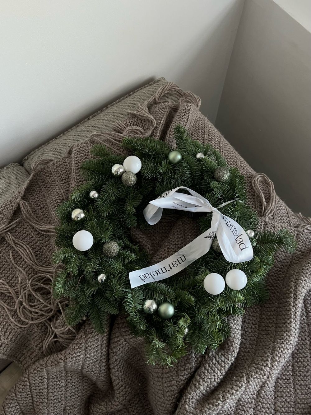 Новогодний венок в бело-серой гамме