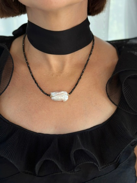 Чокер из черной шпинели с крупной барочной жемчужиной, фурнитура золото