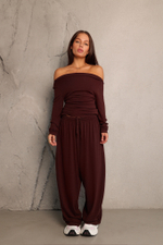 Лонгслив с открытым плечом из тонкого трикотажа