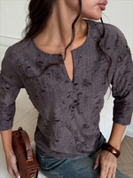 Фиолетовая женская блузка из фактурного трикотажа с рукавом 3/4