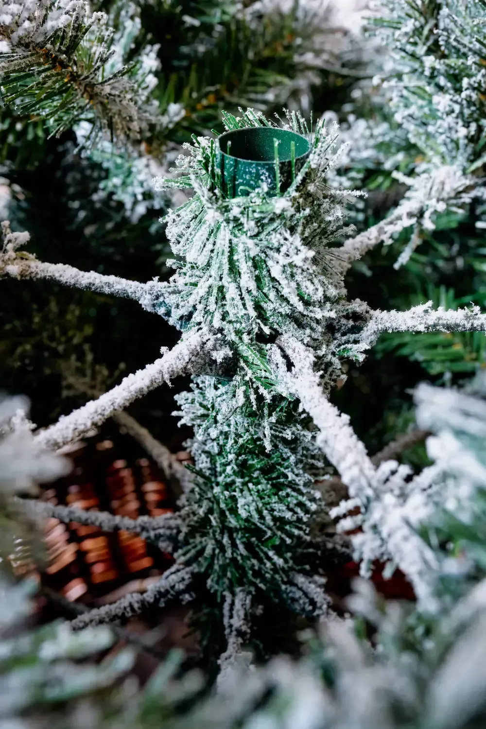 Заснеженная елка с гирляндой встроенной «ile Grande» (Литая+пвх) 210 см / 2,1 м