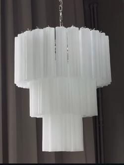 Белое матовое стекло, венецианский стиль — классика, которая создаёт мягкий, тёплый свет.