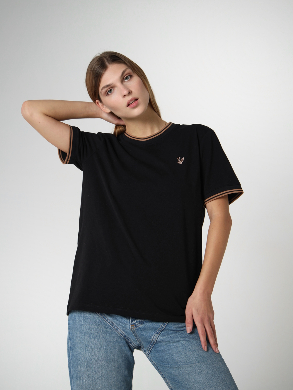 футболка с вышивкой нашивкой олень город горький черная девушка