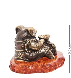 Народные промыслы AM-1471 Фигурка «Поросенок с мешком» (латунь, янтарь)