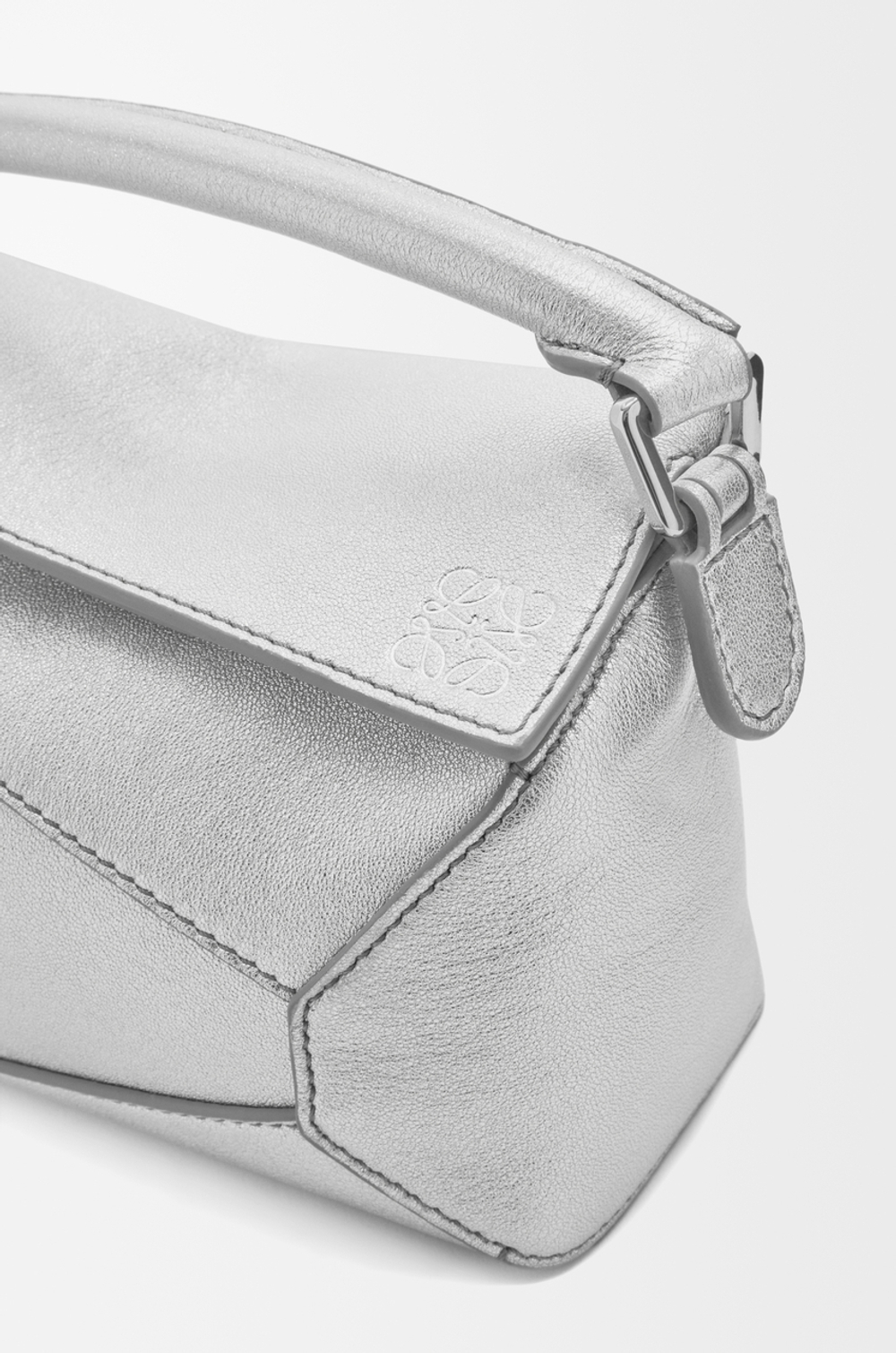 Loewe Мини-сумка Puzzle Edge из ламинированной овечьей кожи, серебряный