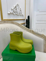зеленые резиновые ботинки