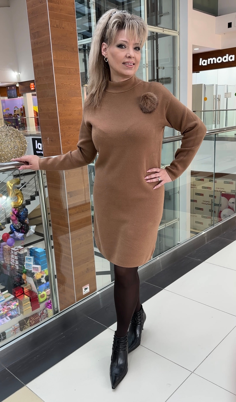 Трикотажное итальянское платье с помпоном в цвете капучино