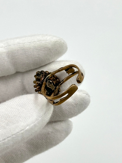 Кольцо с зелёным кристаллом