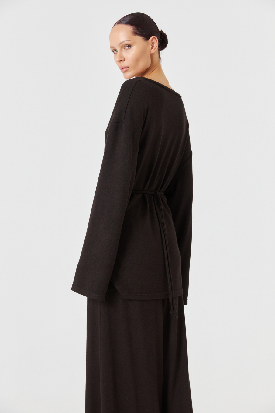 Лонгслив с V-образным вырезом