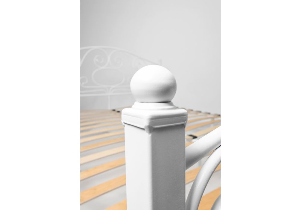 Полутораспальная кровать Викси 140х200 белая